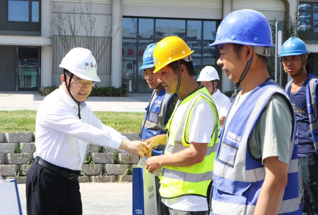 陕建控股集团董事冯弥一行赴集团星樾小区项目开展暑期慰问